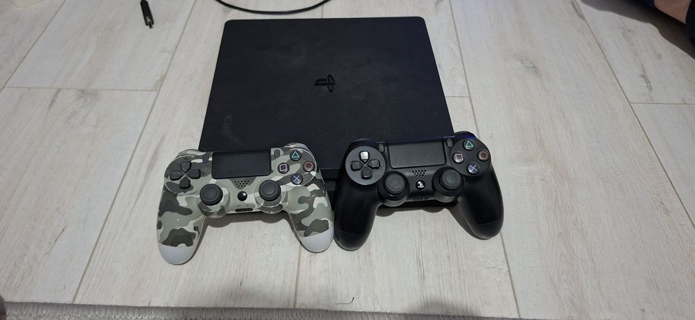 Vand ps4 slim in stare excelenta