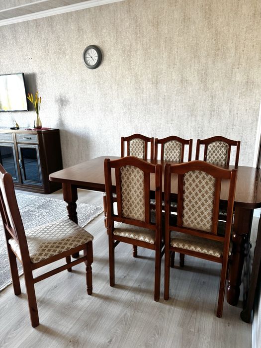 Деревянный стол со стульями