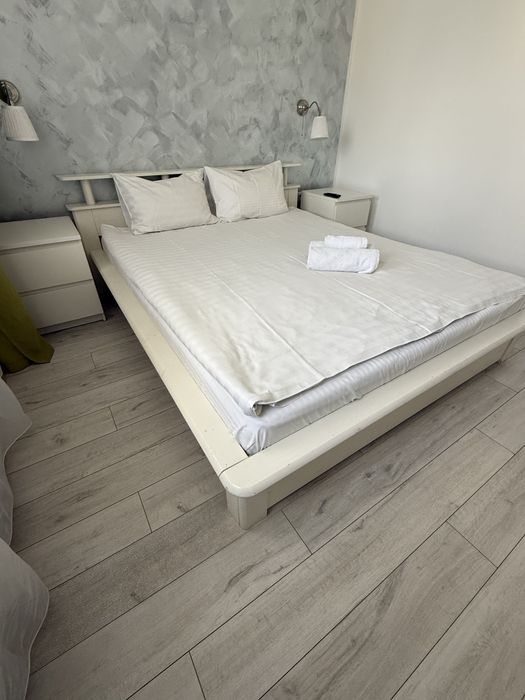 Vând pat lemn alb 200x160 (cu somiere) fara saltea