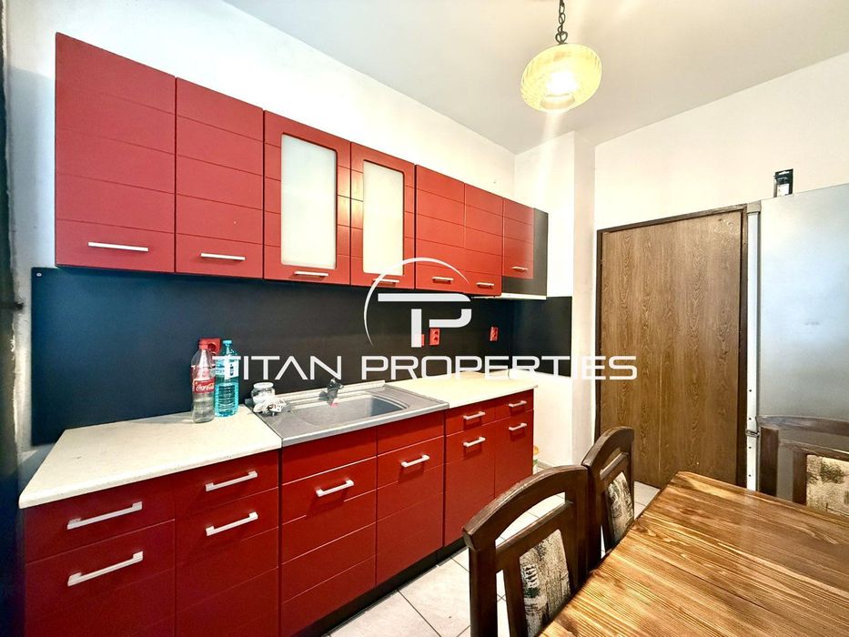 Тристаен апартамент за продажба в Център