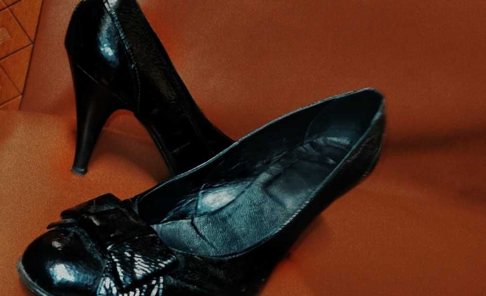 Pantofi eleganți cu toc, negi, lucioși