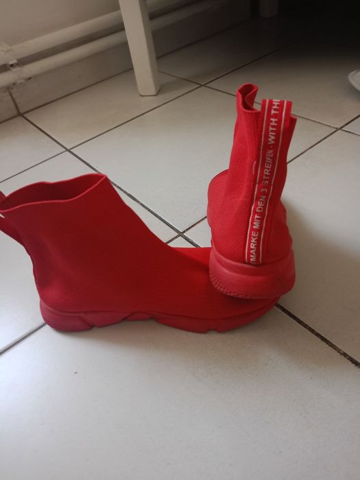 Vând ghete sport marca sport cu 3 dungi,că și traducere, produs de cal