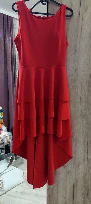 Червена рокля.  Отпред е къса,  а отзад 7/8