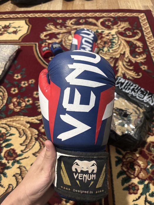 Шлем перчатки венум