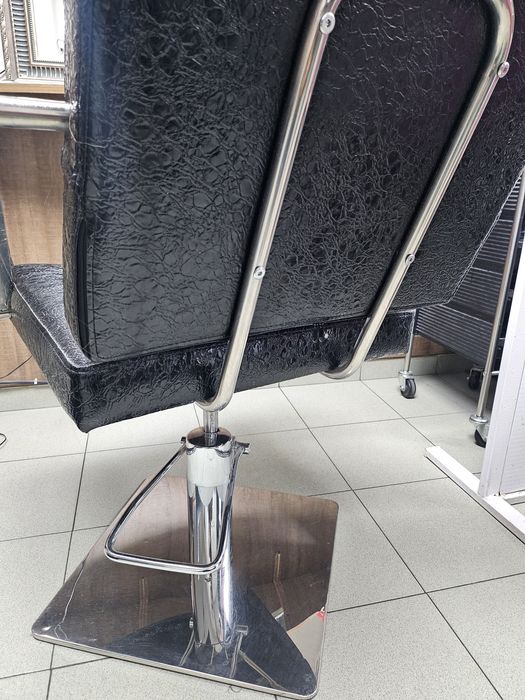 Черен Фризьорски стол