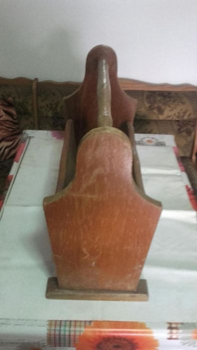 Suport pentru ziare,din stejar masiv,in stare buna.