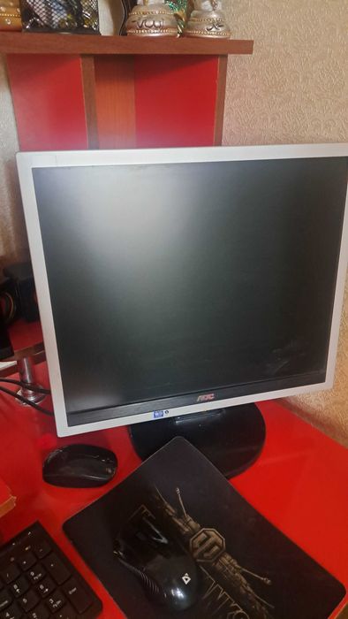 Kompyuter monitor sotiladi