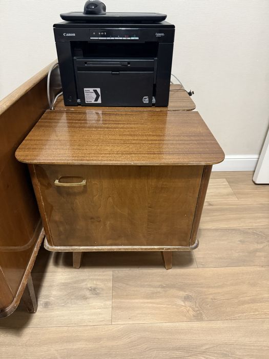 Шкаф, кровать и две тумбочки