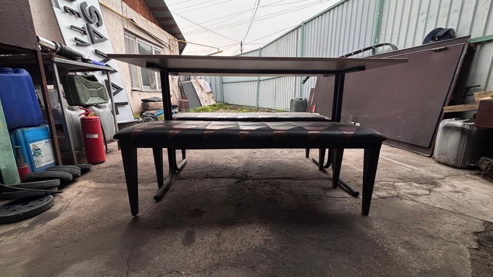 Кухонный стол со скамейками