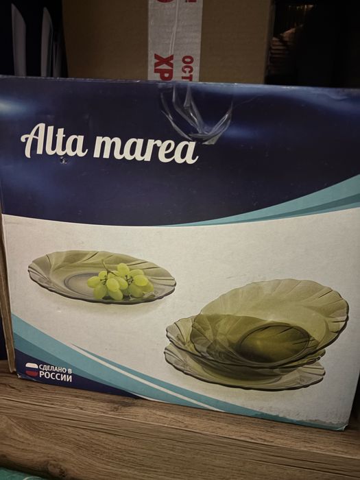 тарелки и чайные кружки сервиз