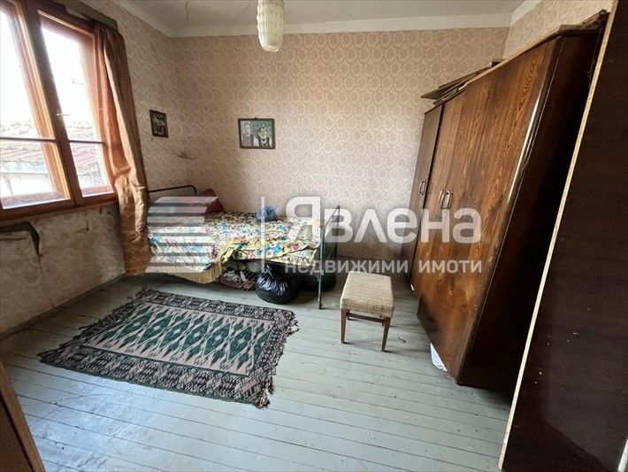 Самостоятелна къща с двор в с.Горица