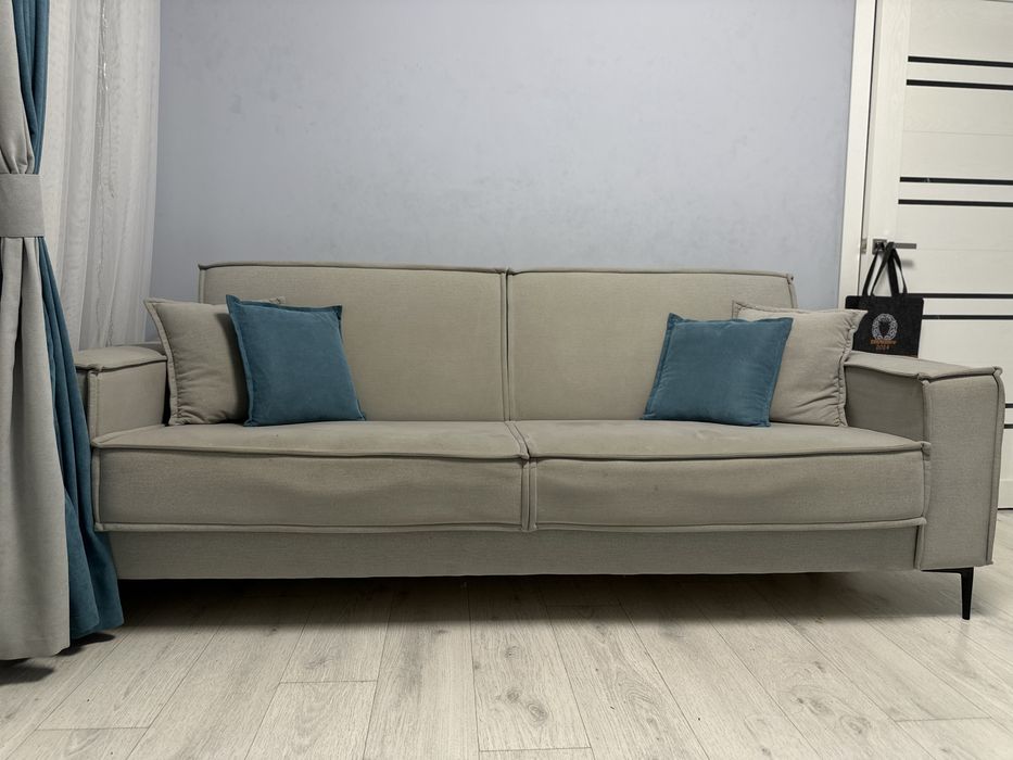 Серый стильный диван