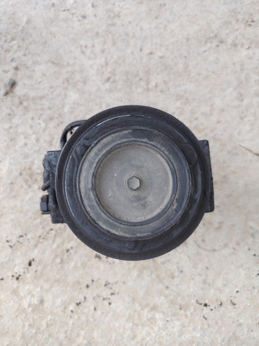 Продам компрессор кондиционера на Мерседес 111 мотор