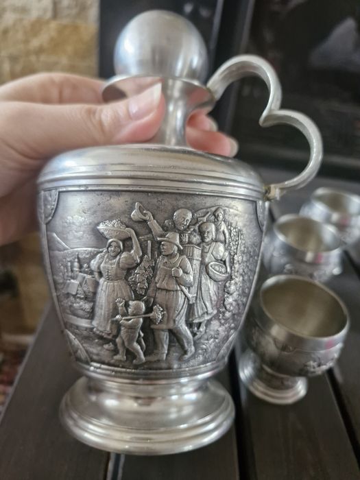 Комплект гарафа и 4 чашки за ракия от калай