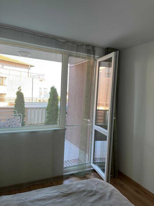 Тристаен апартамент с английски двор