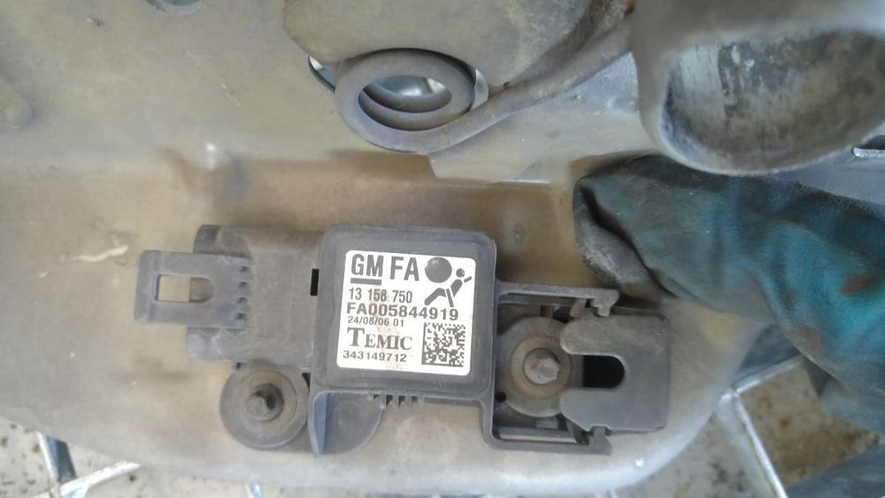 traversa capota cu senzor impact frontal opel astra h 13158750