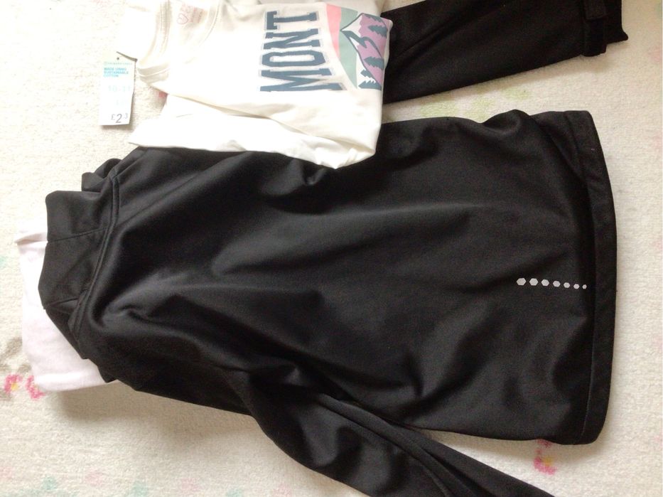 Детско яке+нова тенискка и подарък към тях