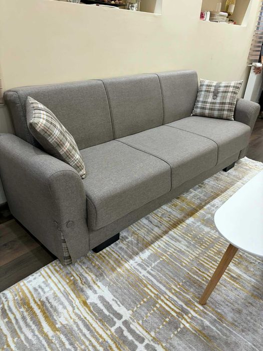 Два еднакви дивана