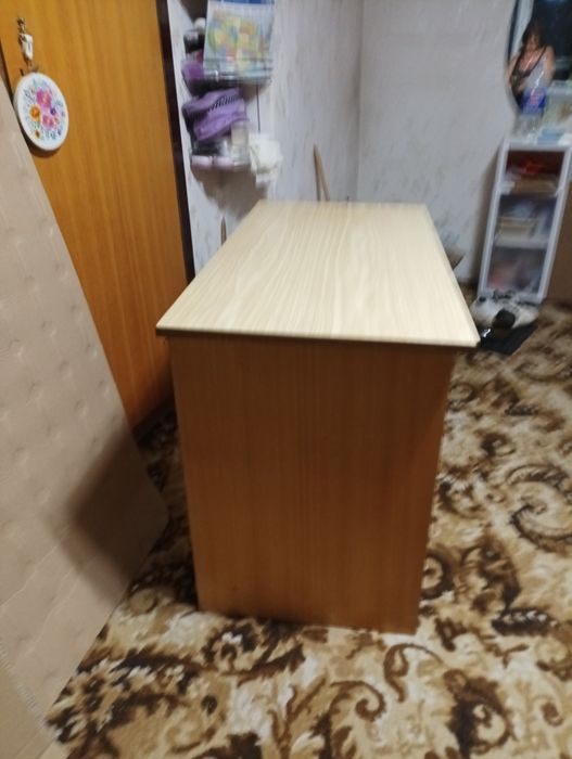 Продавам бюро от дървен материал,
