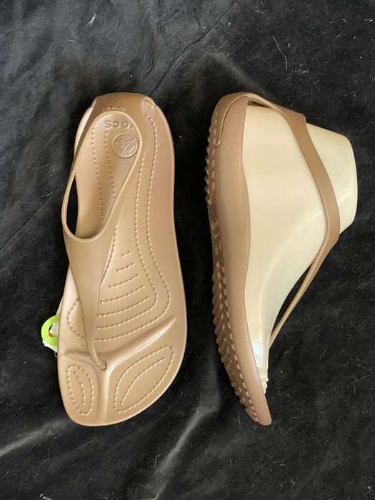 Sandale silicon dama bej bronz negre Crocs sexi flip