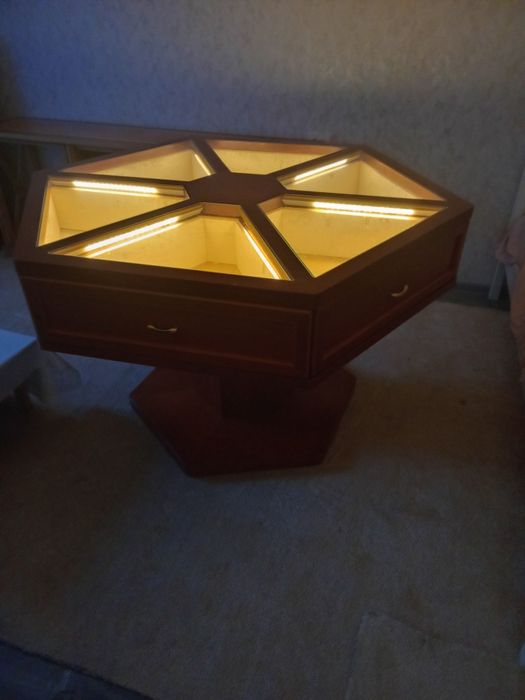 Продам стол хорошим состаение