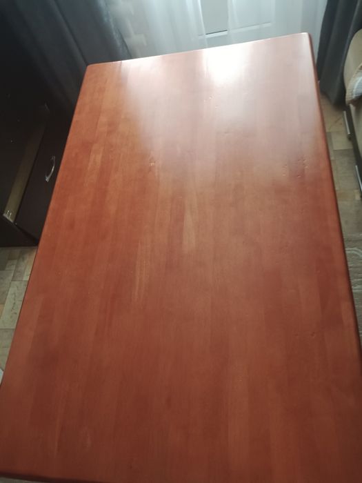 Продам стол . Дерево.