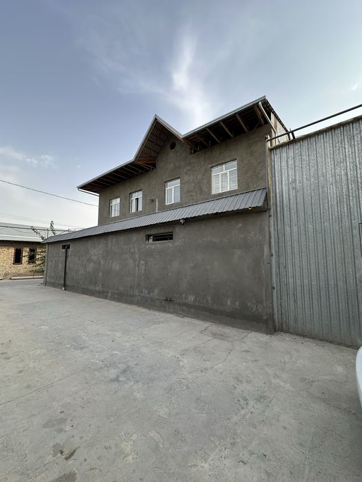 Келесда йул юзида уй сотилади. Угловой. 4 сотих. 450 кв.