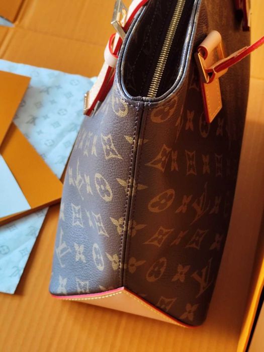 Louis Vuitton Дамска Чанта Практична и Шик с Асиметрични Дръжки