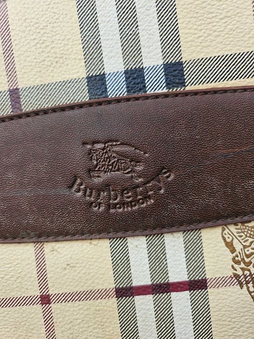 Burberry голяма чанта на колеленца с издърпваща дръжка