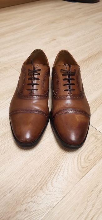 Vând pantofi eleganți de bărbați.