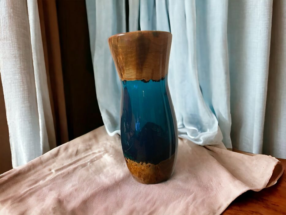 Уникални ръчно изработени вази от дърво и епоксидна смола