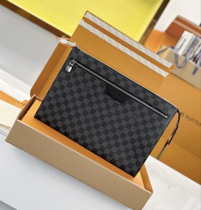 Louis Vuitton клъч / несесер