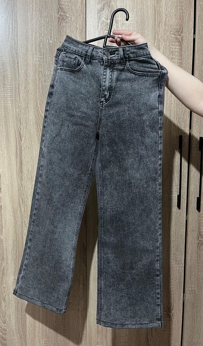 Джинсы продаются