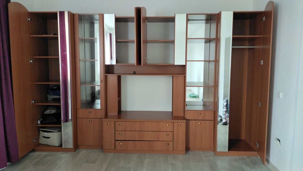 Продается стенка для зала.Вместимость отличная..В отличном состояний.