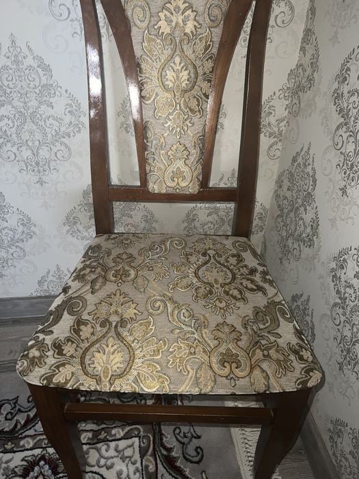 Продаются стол и стулья -3 млн! Цена договорная!