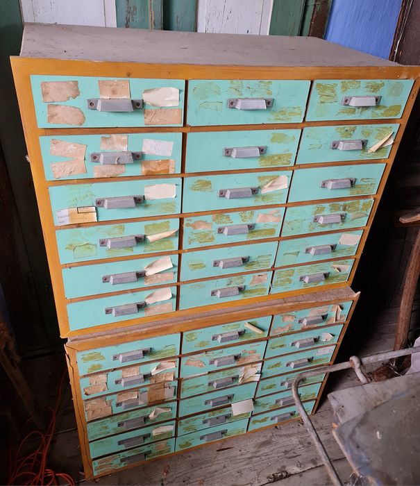 Mobila-dulap cu multe sertare din lemn.Vintage