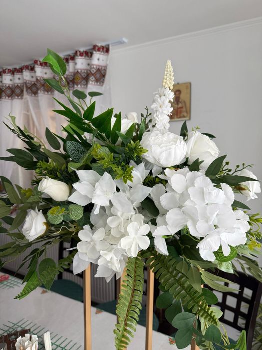 Atanjamente florale de vanzare + stalpi
