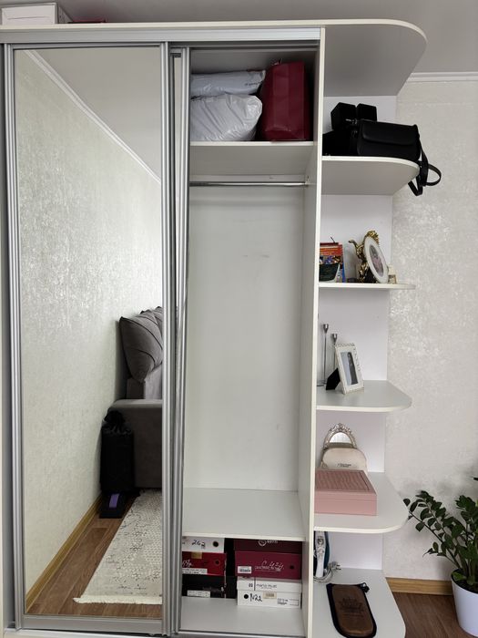 Продам шкаф распашной с зеркалом