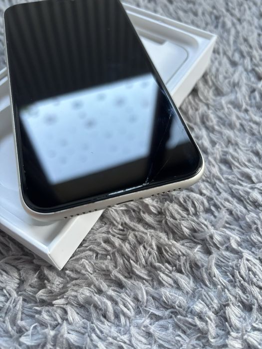 iPhone 11 бял 64gb