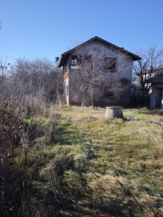 Продавам парцел с къща за тотален ремонт квартал Изгрев гр.Нови Искър