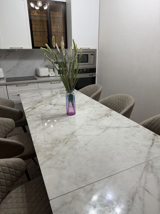 Стол вместе с стульями