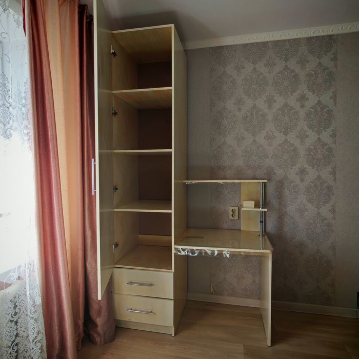 Продам шкаф с столиком