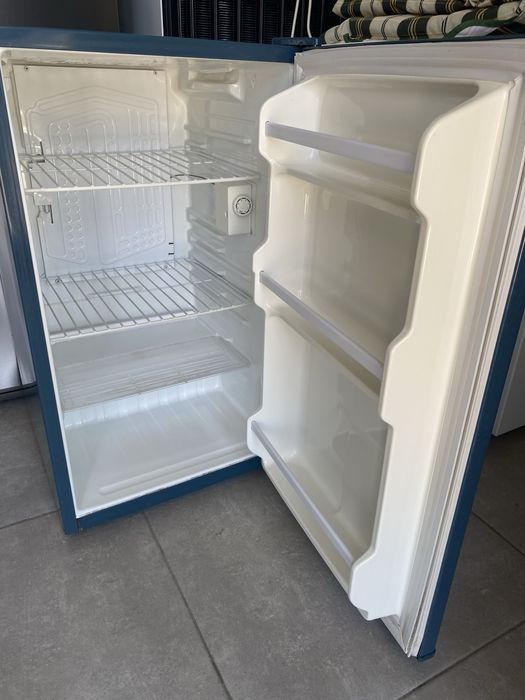 Син малък хладилник 48см широк
