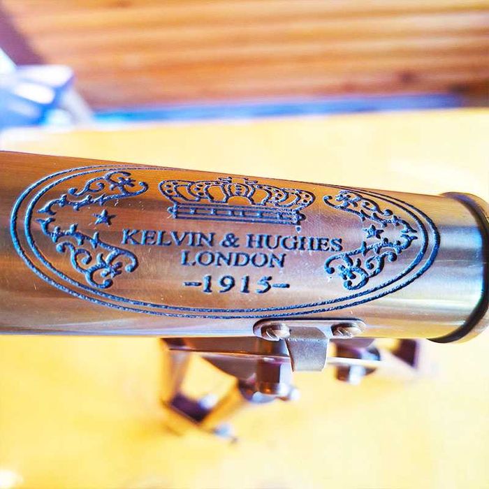 Далекоглед бронзов с античен дизайн и дървена тринога