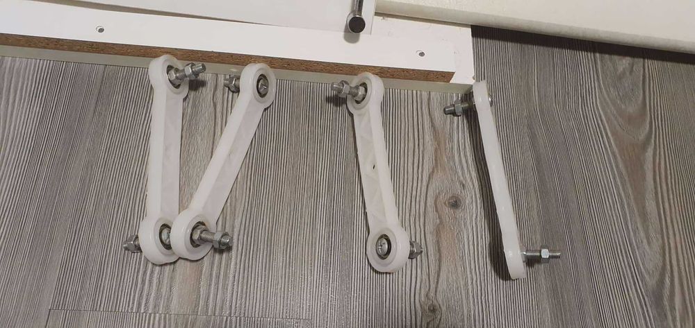 Бебешка детска кошара с люлеещ механизъм легло скрин и два матрака