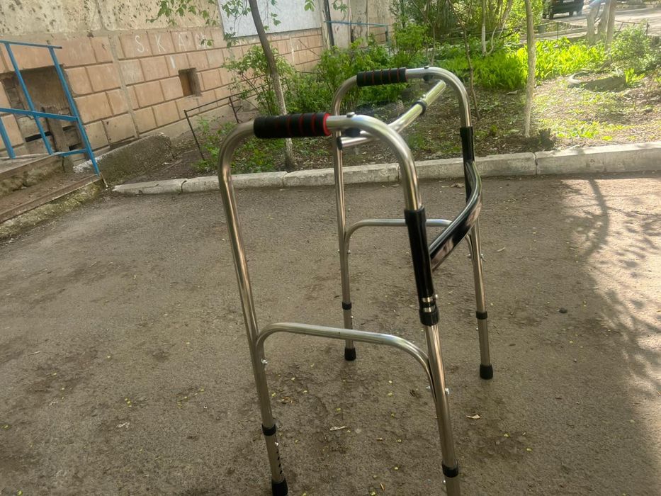 Инвалидная коляска и ходунки