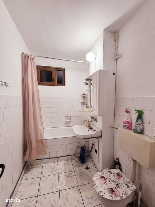 Apartament cu 3 camere, decomandat, etaj 3