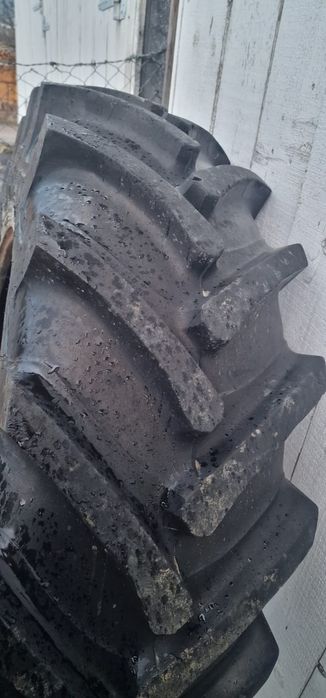 Vând cauciucuri tractor(unul este radial)