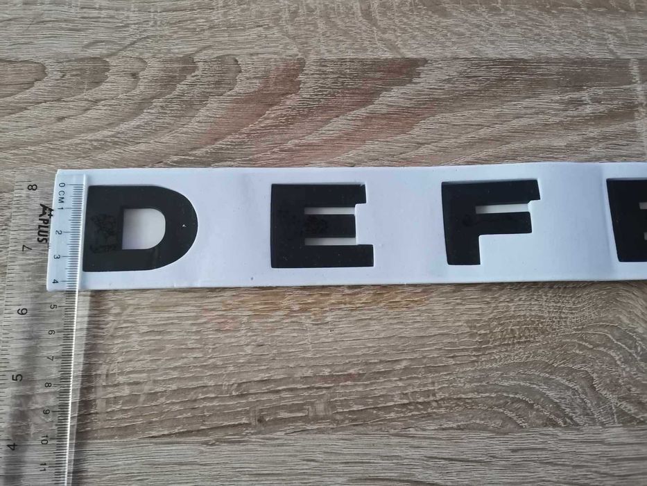 черен надпис Land Rover Defender