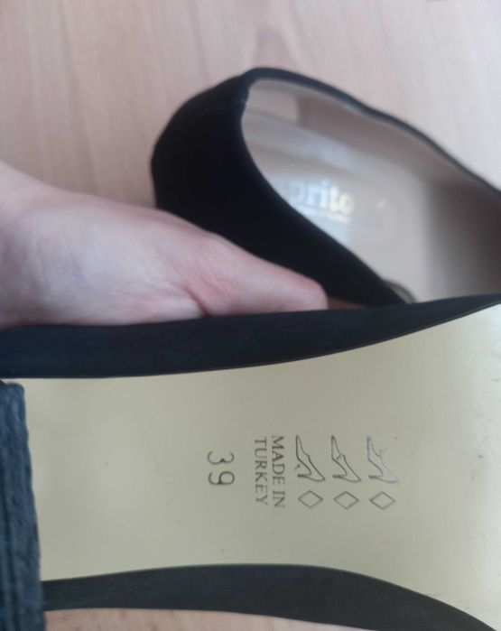 Черни обувки със среден ток